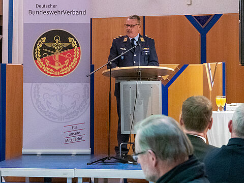 Empfang in Kalkar – geglückter Neustart der Traditionsveranstaltung am Niederrhein, so war die einhellige Meinung der Teilnehmenden. Mit der Eröffnung des Buffets wurde ein geselliger Abend mit angeregten Gesprächen eingeleitet. Foto: Ines Heek