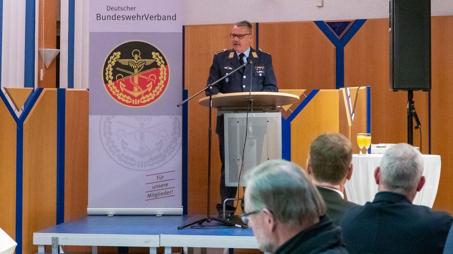 Empfang in Kalkar – geglückter Neustart der Traditionsveranstaltung am Niederrhein, so war die einhellige Meinung der Teilnehmenden. Mit der Eröffnung des Buffets wurde ein geselliger Abend mit angeregten Gesprächen eingeleitet. Foto: Ines Heek