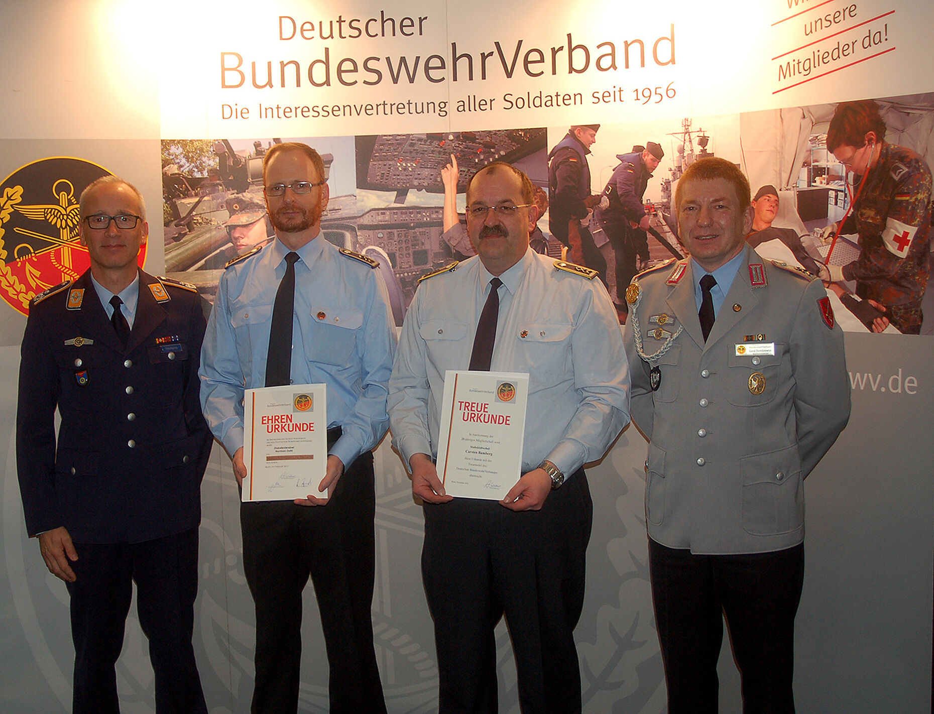v.l.: Oberstleutnant Ralf Kaumanns (Kommandeur Ausbildungszentrum Nord in Vertretung des Standortältesten) mit Norman Dahl, Carsten Bamberg und Gerd Dombrowski Foto: DBwV/ LV Nord