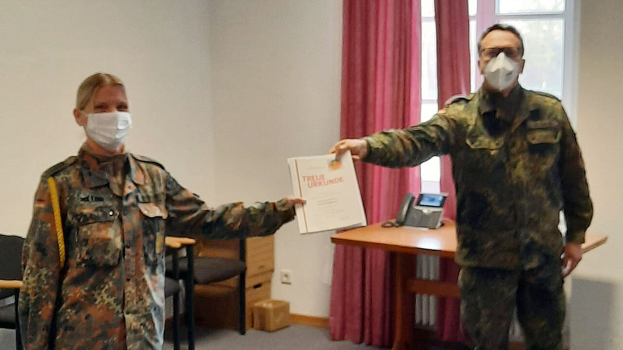 Persönlich – aber mit der notwendigen Distanz, Mitgliederehrung in Pandemiezeiten. Foto: Standortkameradschaft Koblenz/Lahnstein