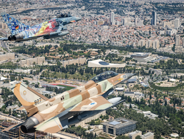 Der Eagle Star 2.0 der Luftwaffe und eine israelische F16 überfliegen Israel zu Ehren des 75. Jubiläums der Staatsgründung. Foto: Twitter/@team_luftwaffe