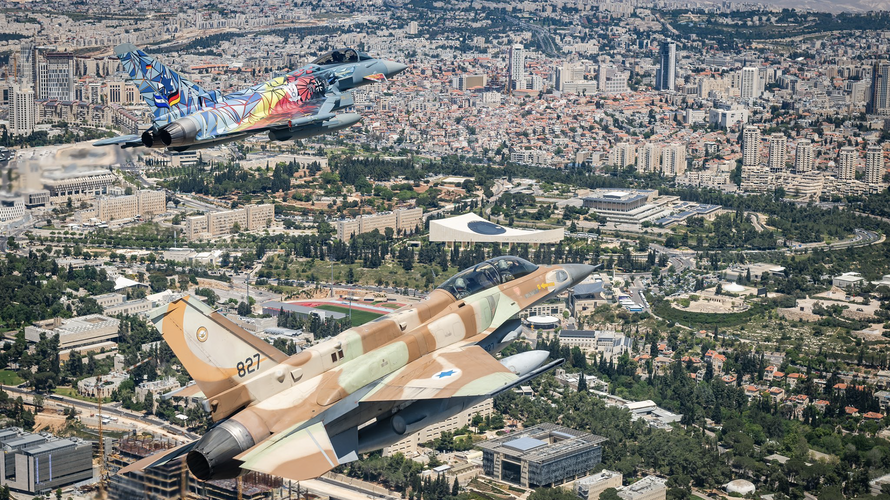 Der Eagle Star 2.0 der Luftwaffe und eine israelische F16 überfliegen Israel zu Ehren des 75. Jubiläums der Staatsgründung. Foto: Twitter/@team_luftwaffe