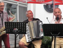 Die Hobby-Musiker Stärk, Boeg und Simon begeisterten mit ihrem improvisierten Elvis-Presley-Medley (v.l.) Foto: DBwV/Ralf Werner
