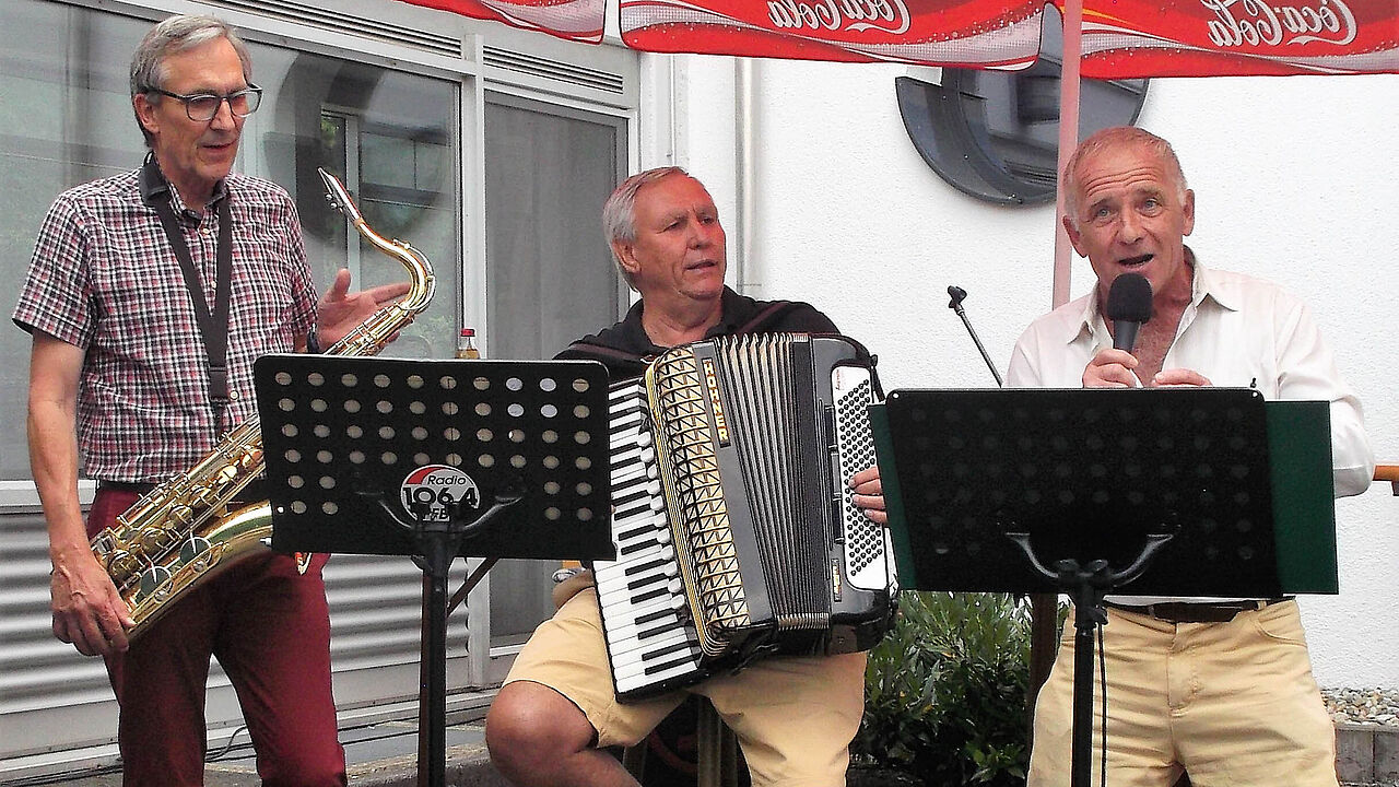 Die Hobby-Musiker Stärk, Boeg und Simon begeisterten mit ihrem improvisierten Elvis-Presley-Medley (v.l.) Foto: DBwV/Ralf Werner