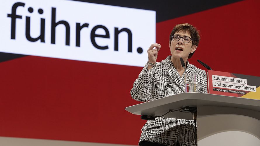 Annegret Kramp-Karrenbauer will über einen Dienst an der Gesellschaft diskutieren lassen Foto: dpa