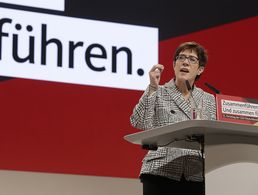 Annegret Kramp-Karrenbauer will über einen Dienst an der Gesellschaft diskutieren lassen Foto: dpa