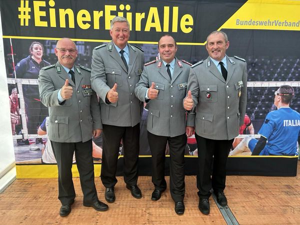 Daumen hoch für die Invictus Games: Oberstleutnant Lutz Meier (Landesvorsitzender West), Oberst Thomas Behr (Landesvorsitzender Nord), Hauptmann Ralf Baasch (Landesvorsitzender Ost) und Oberstleutnant a.D. Josef Rauch (Landesvorsitzender Süddeutschland; v.l.) Foto: DBwV