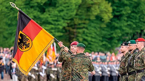 Litauen-Brigade: Alfons Mais, Inspekteur des Heeres, übergibt im Mai 2025 die Truppenfahne an Christoph Huber, Kommandeur der Panzerbrigade 45, beim Aufstellungsappell der Panzerbrigade 45. Die Panzerbrigade 45 der Bundeswehr ist dauerhaft in Litauen stationiert und soll die Ostflanke der NATO unterstützen. Foto: picture alliance/Michael Kappler 