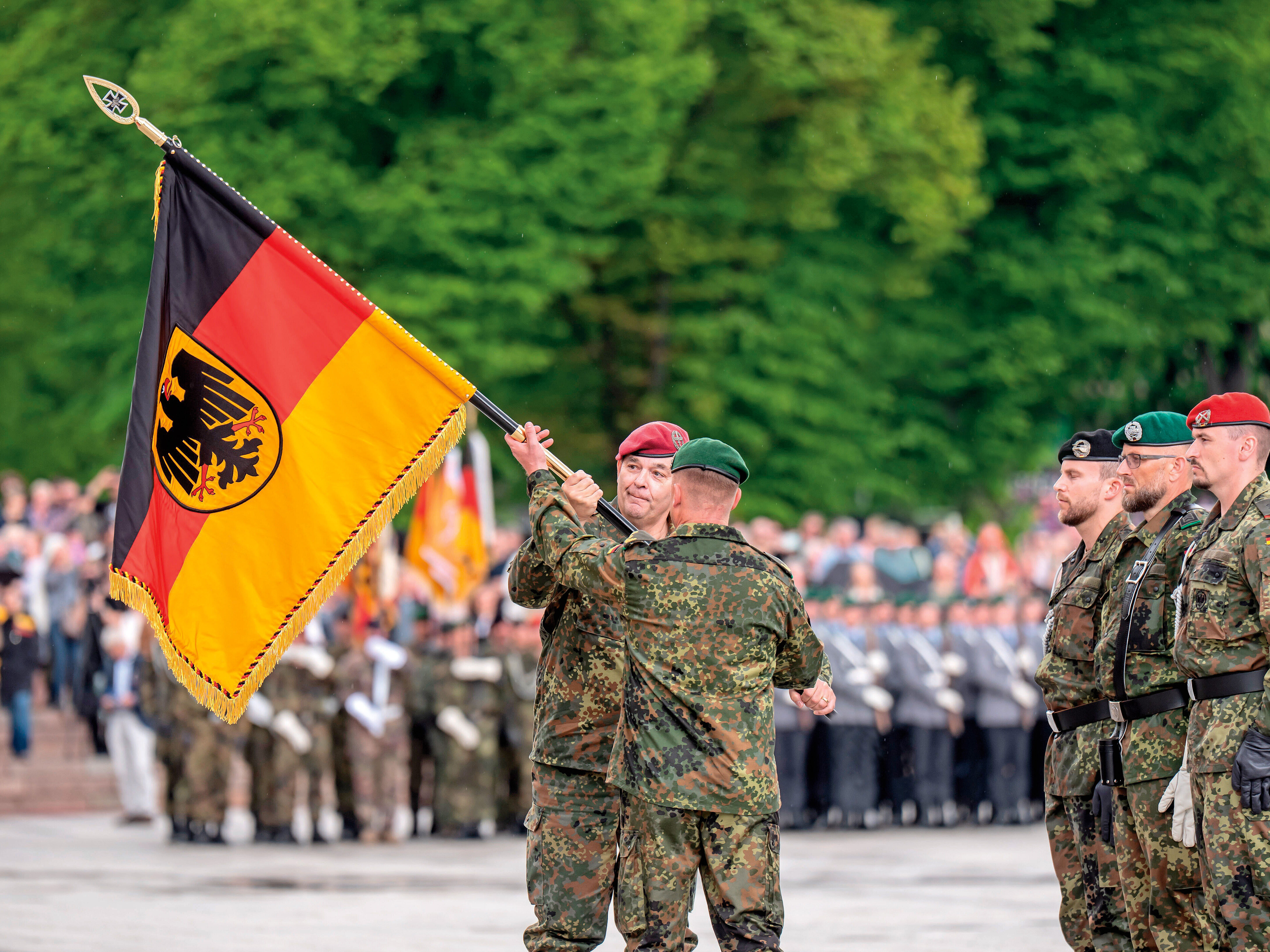 Litauen-Brigade: Alfons Mais, Inspekteur des Heeres, übergibt im Mai 2025 die Truppenfahne an Christoph Huber, Kommandeur der Panzerbrigade 45, beim Aufstellungsappell der Panzerbrigade 45. Die Panzerbrigade 45 der Bundeswehr ist dauerhaft in Litauen stationiert und soll die Ostflanke der NATO unterstützen. Foto: picture alliance/Michael Kappler 