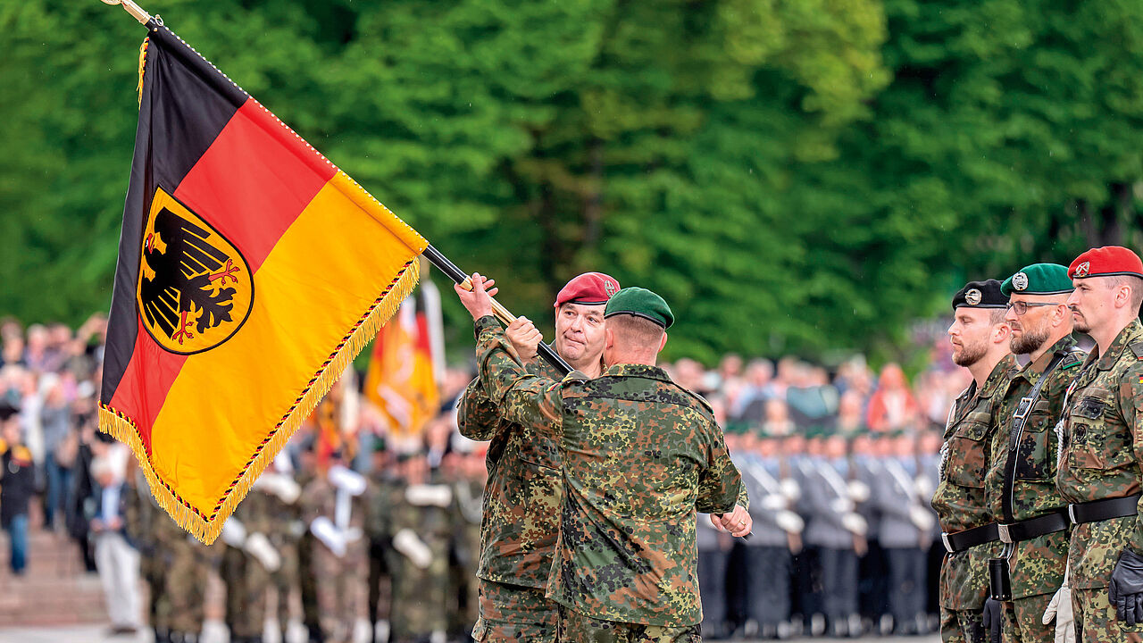 Litauen-Brigade: Alfons Mais, Inspekteur des Heeres, übergibt im Mai 2025 die Truppenfahne an Christoph Huber, Kommandeur der Panzerbrigade 45, beim Aufstellungsappell der Panzerbrigade 45. Die Panzerbrigade 45 der Bundeswehr ist dauerhaft in Litauen stationiert und soll die Ostflanke der NATO unterstützen. Foto: picture alliance/Michael Kappler 
