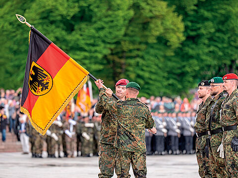 Litauen-Brigade: Alfons Mais, Inspekteur des Heeres, übergibt im Mai 2025 die Truppenfahne an Christoph Huber, Kommandeur der Panzerbrigade 45, beim Aufstellungsappell der Panzerbrigade 45. Die Panzerbrigade 45 der Bundeswehr ist dauerhaft in Litauen stationiert und soll die Ostflanke der NATO unterstützen. Foto: picture alliance/Michael Kappler 