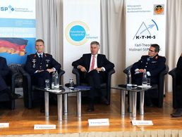 Auf dem Podium: Wolfram Geier (v. l.), Abteilungsleiter des Bundesamts für Bevölkerungsschutz und Katastrophenhilfe, Generalleutnant Martin Schelleis, Moderator Hans-Joachim Schaprian, Generalleutnant Jürgen Knappe und MdL Andreas Bialas (SPD). Foto: DBwV/Henning