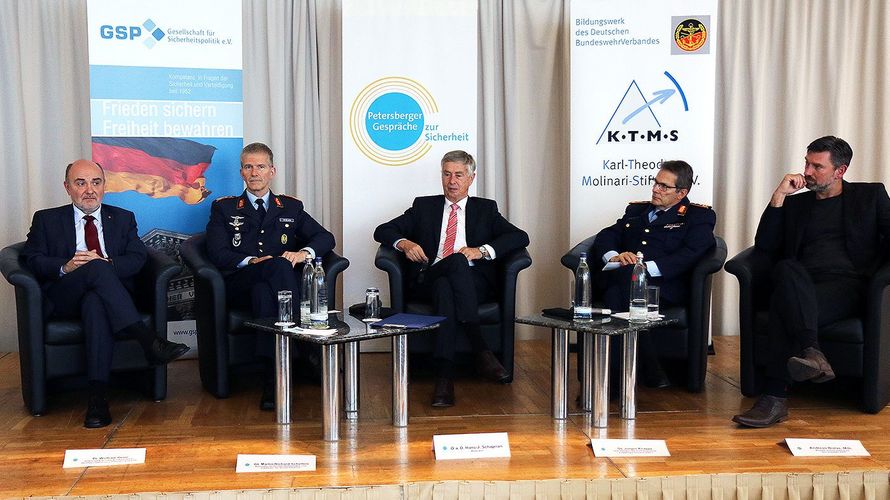 Auf dem Podium: Wolfram Geier (v. l.), Abteilungsleiter des Bundesamts für Bevölkerungsschutz und Katastrophenhilfe, Generalleutnant Martin Schelleis, Moderator Hans-Joachim Schaprian, Generalleutnant Jürgen Knappe und MdL Andreas Bialas (SPD). Foto: DBwV/Henning