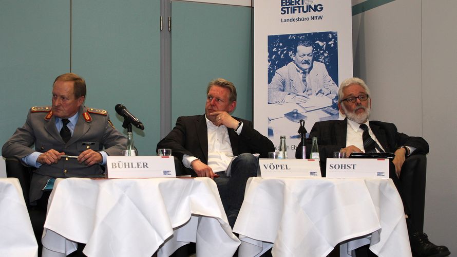 Generalleutnant Erhard Bühler, Dirk Vöpel, Mitglied des Deutschen Bundestages und im Verteidigungsausschuss und Oberstleutnant a.D. Thomas Sohst (v.l.) Foto: FES NRW