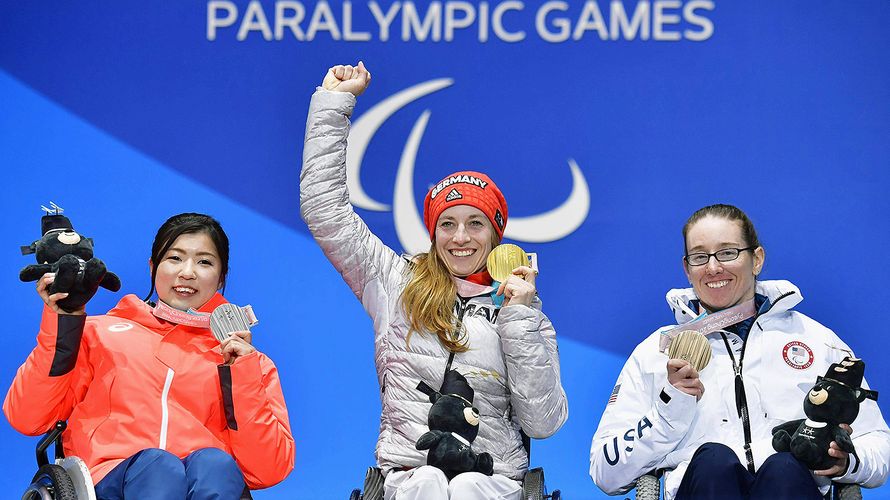 Anna Schaffelhuber (Mi.) bejubelt ihre Goldmedaille Foto: imago/Kyodo News