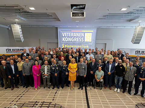 Die Schirmherrin des Veteranenkongresses 2025, Bundestagspräsidentin Julia Klöckner (vorn, Mitte) mit den Teilnehmerinnen und Teilnehmern des Kongresses. Foto: DBwV/Yann Bombeke