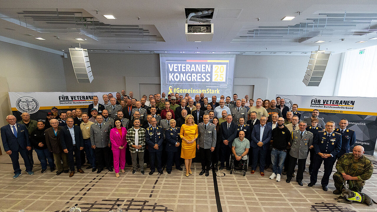Die Schirmherrin des Veteranenkongresses 2025, Bundestagspräsidentin Julia Klöckner (vorn, Mitte) mit den Teilnehmerinnen und Teilnehmern des Kongresses. Foto: DBwV/Yann Bombeke