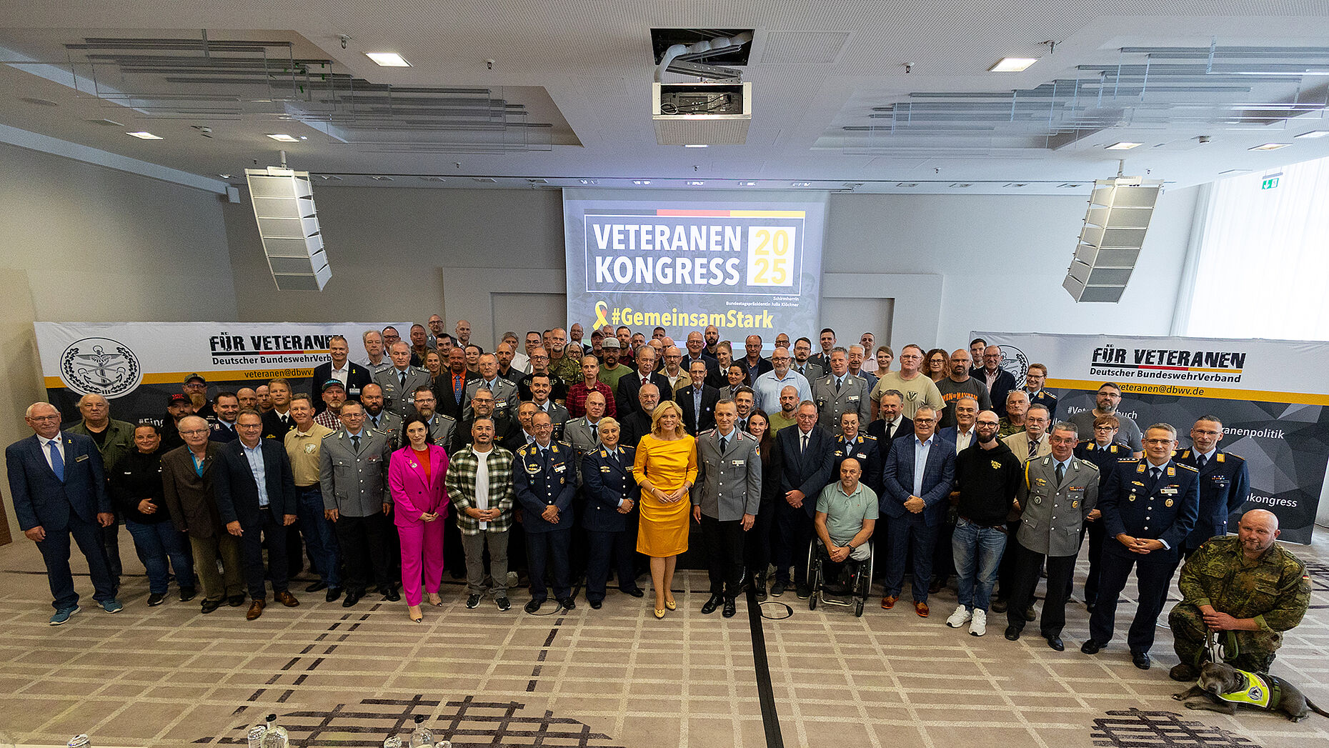 Die Schirmherrin des Veteranenkongresses 2025, Bundestagspräsidentin Julia Klöckner (vorn, Mitte) mit den Teilnehmerinnen und Teilnehmern des Kongresses. Foto: DBwV/Yann Bombeke 