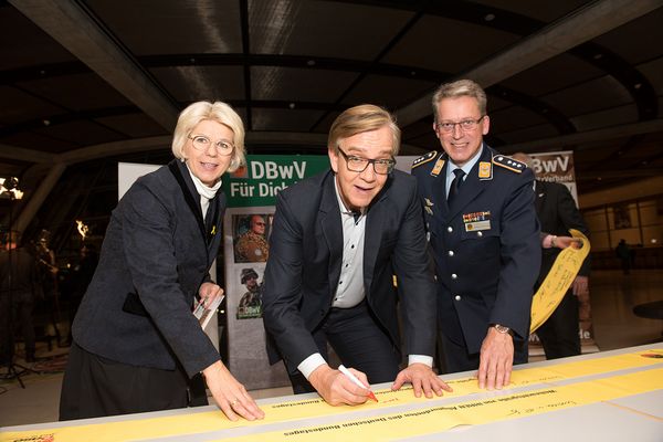 Auch Linke-Fraktionschef Dietmar Bartsch kam zum Stand des DBwV Foto: Scheurer