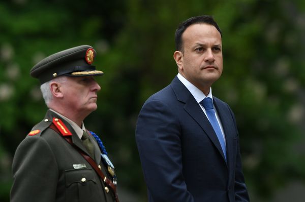 Brigadegeneral Peter O‘Halloran und der irische Premierminister Leo Varadkar (r.). Foto: picture alliance/NurPhoto