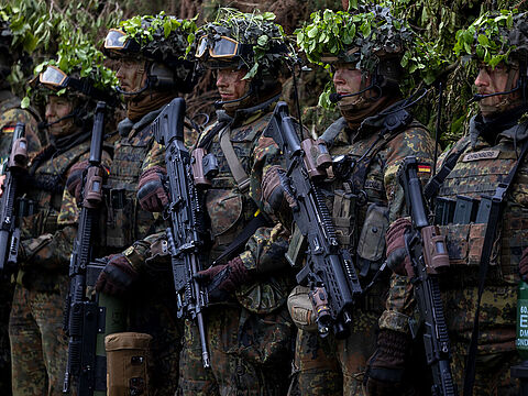 Der Fachkräftemangel und die damit zunehmende Konkurrenz auf dem Arbeitsmarkt bereiten auch der Bundeswehr Schwierigkeiten, ausreichend geeignetes Personal zu gewinnen. Die Task Force Personal hat Maßnahmen entwickelt, die Abhilfe schaffen sollen. Archivfoto: DBwV/Yann Bombeke 