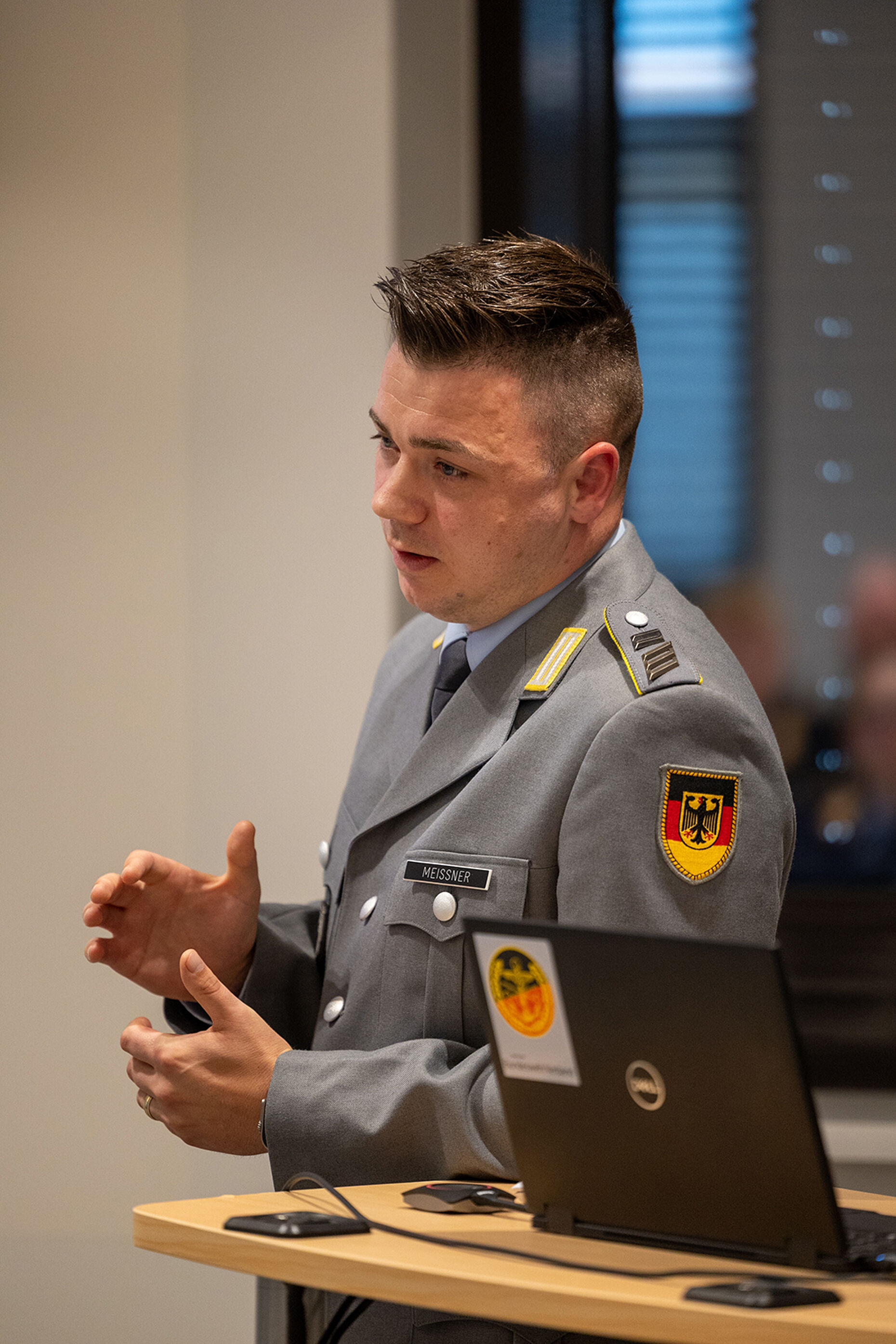 Vertrauenspersonen sind die wichtige Mittler zwischen Mannschaften, Vorgesetzten, Führung und BundeswehrVerband, sagte Oberstabsgefreiten Markus Meissner, stellverstretender Sprecher des Gesamtvertrauenspersonenausschusses beim BMVg und Mitglied im VPA Heer. Foto: DBwV/Yann Bombeke