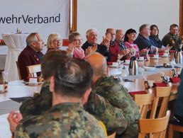 Zum Adventskaffee der StoKa Sonthofen kamen Mitglieder der Truppenkameradschaften SABCAbwGSchAufg und DirZBrdSchBw sowie der Kameradschaft ERH Sonthofen. Foto: Wolfgang Kruse