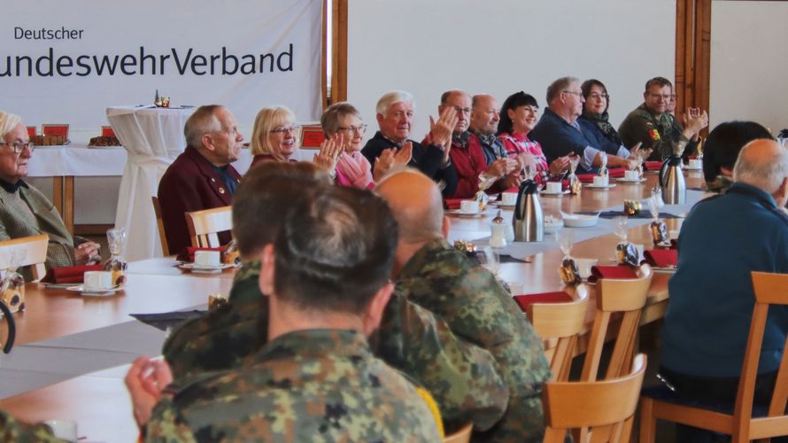 Zum Adventskaffee der StoKa Sonthofen kamen Mitglieder der Truppenkameradschaften SABCAbwGSchAufg und DirZBrdSchBw sowie der Kameradschaft ERH Sonthofen. Foto: Wolfgang Kruse