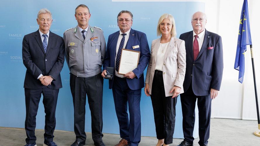 ARST Präsident Joachim Hanisch MdL a.D., Stellv. Kommandeur Landeskommando Bayern Oberst Martin Seebörger, Stabsfeldwebel a.D. Franz Jung vom Landesverband Süddeutschland, Staatsministerin Ulrike Scharf, Landesvorstand Volksbund Regierungspräsident a.D. Wilhelm Wenning. Foto: StMAS/Schäffler