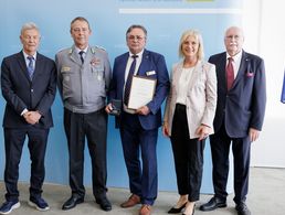 ARST Präsident Joachim Hanisch MdL a.D., Stellv. Kommandeur Landeskommando Bayern Oberst Martin Seebörger, Stabsfeldwebel a.D. Franz Jung vom Landesverband Süddeutschland, Staatsministerin Ulrike Scharf, Landesvorstand Volksbund Regierungspräsident a.D. Wilhelm Wenning. Foto: StMAS/Schäffler