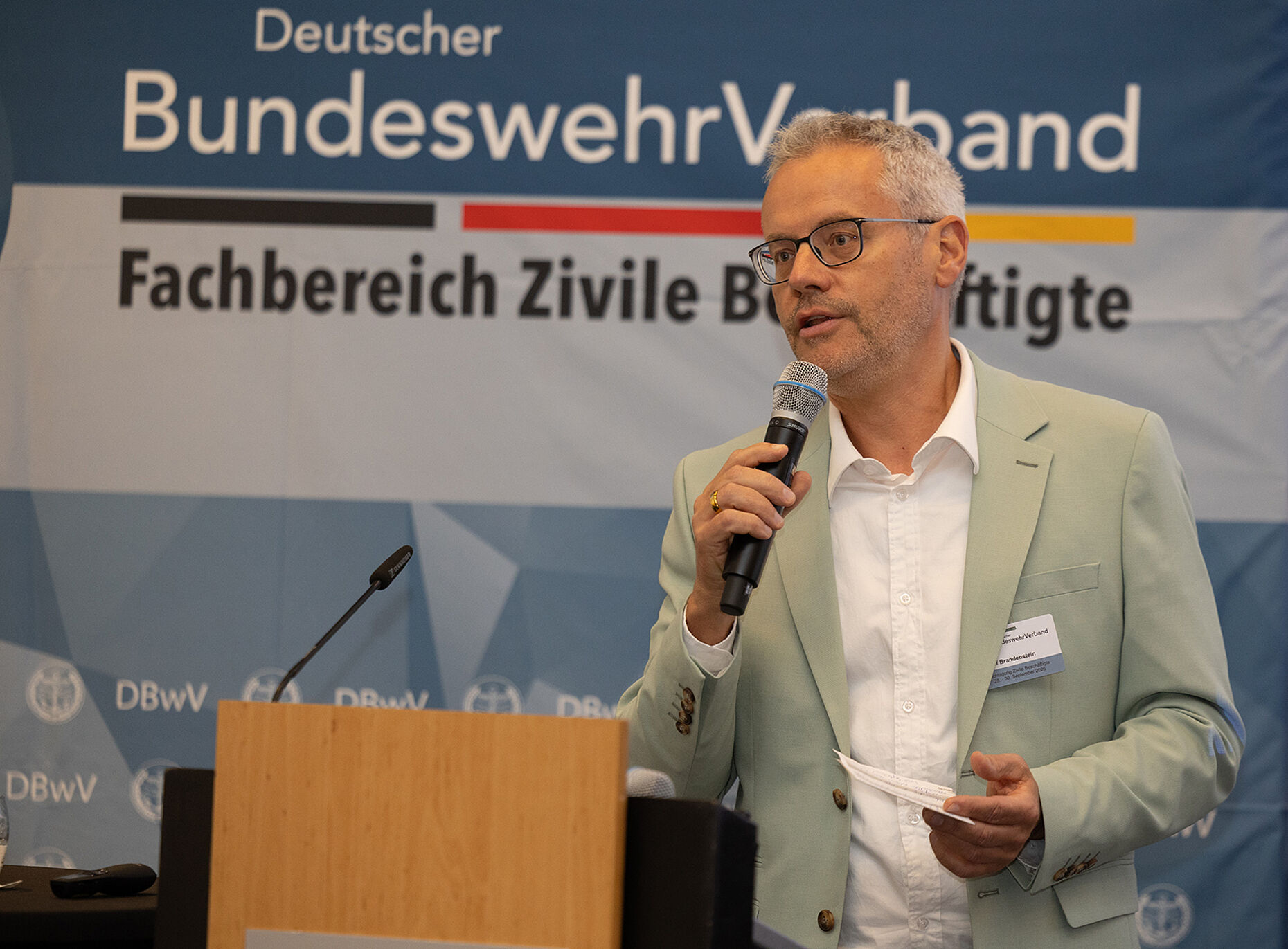 Informationen zu laufenden Gesetzgebungsverfahren und zum Haushalt hatte der Vorsitzende des Fachbereichs Haushalt, Besoldung und Laufbahnrecht, Oberstleutnant i.G. Dr. Detlef Brandenstein, im Gepäck. Foto: DBwV/Yann Bombeke