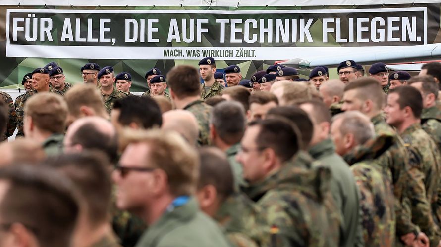 Appell während der Internationalen Luft- und Raumfahrtausstellung in Berlin. Gerade auf Großveranstaltungen wirbt die Bundeswehr verstärkt um Personal. Neue Gesetze, darunter das Gesetz zur Stärkung der personellen Einsatzbereitschaft der Bundeswehr, sollen bessere Anreize bieten. Foto: Bundeswehr/Bärwald