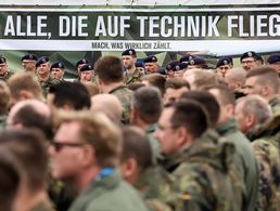 Appell während der Internationalen Luft- und Raumfahrtausstellung in Berlin. Gerade auf Großveranstaltungen wirbt die Bundeswehr verstärkt um Personal. Neue Gesetze, darunter das Gesetz zur Stärkung der personellen Einsatzbereitschaft der Bundeswehr, sollen bessere Anreize bieten. Foto: Bundeswehr/Bärwald