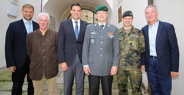 Freuten sich über die gute Zusammenarbeit von Bundeswehr und Gesellschaft im Landkreis Freyung-Grafenau: Bezirkstagspräsident Olaf Heinrich (v. l.), ERH-Vorsitzender Rudolf Einender, Landrat Sebastian Gruber, André Wüstner, Matthias Blaesing und Wilhelm Arens, stellvertretender Vorsitzender ERH Freyung-Grafenau/Passauer Land. Foto: Landratsamt Freyung-Grafenau