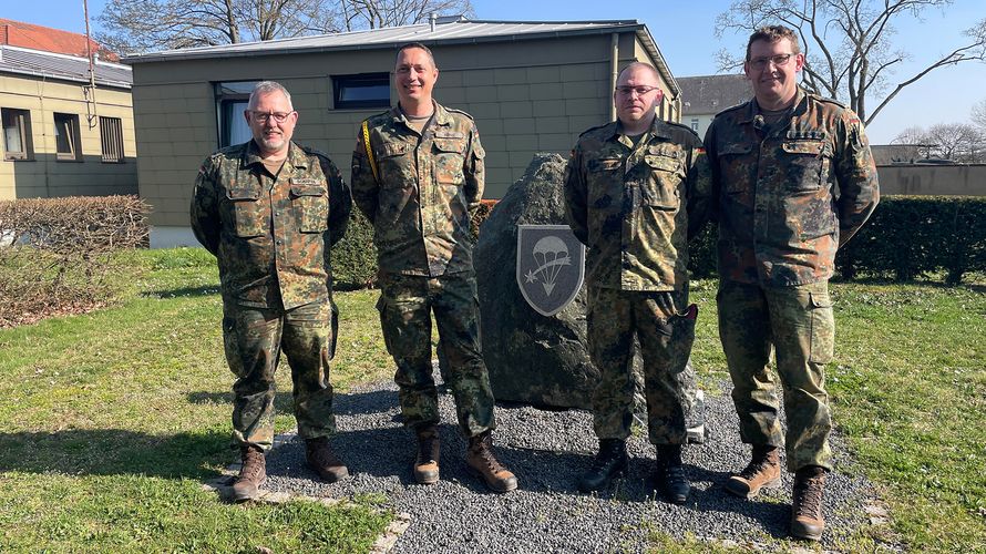 Bezirksvorsitzender Stabshauptmann Heiko Schäfer informierte zu verbandspolitischen Themen und gratulierte dem neuen Vorstand Stabsfeldwebel Marcel Ritter, Stabsfeldwebel Oliver Schwarz und Stabsfeldwebel Knut Dalheimer (v.l.n.r.). Foto: TruKa