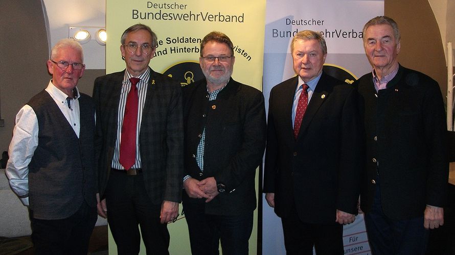 Rudolf Eineder (v. l.) und Gerhard Stärk mit dem Ehrenvorsitzenden Willi Arens (v. r.) zeichneten Klaus Rose (25 Jahre) und Gerhard Bauer (40 Jahre) für ihre Treue zum Verband mit den Ehrennadeln und Urkunden. Foto: DBwV