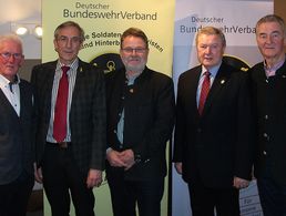 Rudolf Eineder (v. l.) und Gerhard Stärk mit dem Ehrenvorsitzenden Willi Arens (v. r.) zeichneten Klaus Rose (25 Jahre) und Gerhard Bauer (40 Jahre) für ihre Treue zum Verband mit den Ehrennadeln und Urkunden. Foto: DBwV