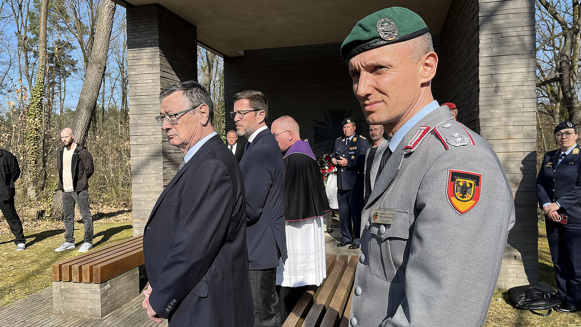 Der Deutsche BundeswehrVerband hat auch einen Kranz zum Gedenken am Ehrenmal im Wald der Erinnerung aufgestellt. Der stellvertretende Bundesvorsitzende Oberstleutnant i.G. Marcel Bohnert mit dem früheren Wehrbeauftragten Hellmut Königshaus (FDP), dem ehemaligen IBuK Karl-Theodor zu Guttenberg (CSU) und Militärdekan Bernd Schaller. Foto: DBwV/Frank Jungbluth