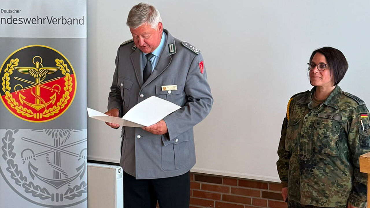 Thomas Behr zeichnete Carmen Dietz aus. Foto: LV Nord