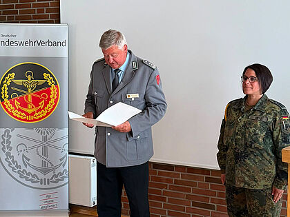 Thomas Behr zeichnete Carmen Dietz aus. Foto: LV Nord