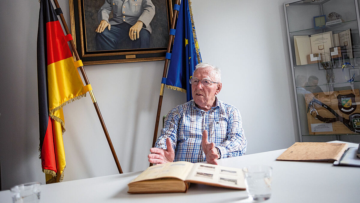 Oberstleutnant a.D. Peter Uhde kam 1956 als 18-Jähriger freiwillig in die Truppe. Er war unter anderem Chefredakteur der Zeitschrift „Unser Heer“. Foto: DBwV/Yann Bombeke