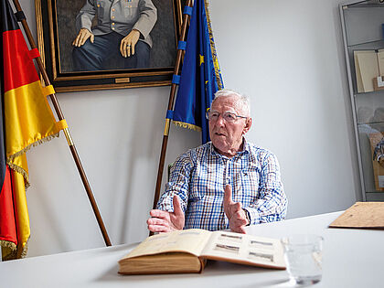 Oberstleutnant a.D. Peter Uhde kam 1956 als 18-Jähriger freiwillig in die Truppe. Er war unter anderem Chefredakteur der Zeitschrift „Unser Heer“. Foto: DBwV/Yann Bombeke