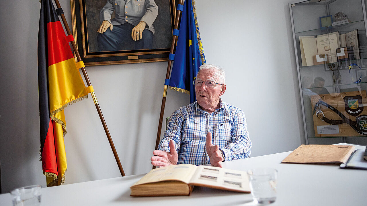 Oberstleutnant a.D. Peter Uhde kam 1956 als 18-Jähriger freiwillig in die Truppe. Er war unter anderem Chefredakteur der Zeitschrift „Unser Heer“. Foto: DBwV/Yann Bombeke