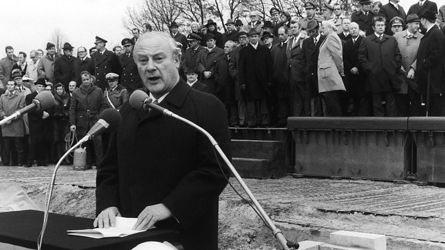 Der damalige Bundesminister der Verteidigung Georg Leber bei der Grundsteinlegung der Sportschule Der damalige Bundesminister der Verteidigung Georg Leber bei der Grundsteinlegung der Sportschule der Bundeswehr in Warendorf Foto: Sportschule der Bundesweh