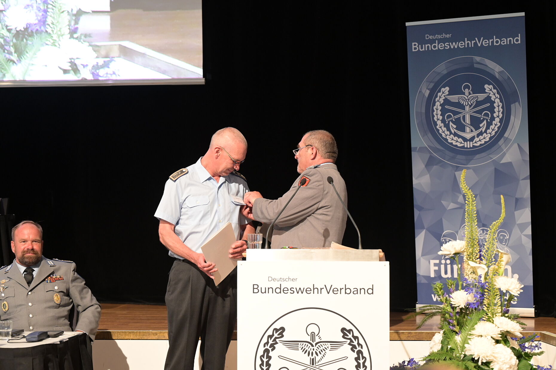 Oberstabsfeldwebel Stefan Weyer (links) wurde für seinen langjährigen Einsatz als Beauftragter für Auslandseinsätze ausgezeichnet. Foto: DBwV/Ingo Kaminsky
