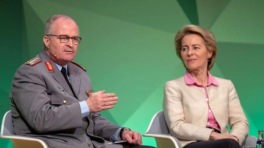 Verteidigungsministerin Ursula von der Leyen und Generalinspekteur Eberhard Zorn beim vierten Tag der Standorte. Foto: Bundeswehr/Christian Vierfuß 