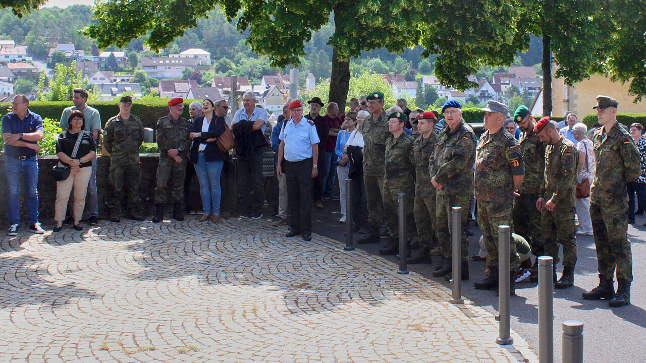 Veteranen aus der gesamten Region Unterfranken und Bürger aus Güntersleben waren am Veteranentag an der zentralen Gedenkstätte dabei.  Foto: Susanne Fiedrich
