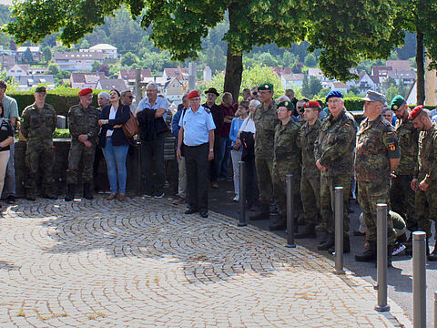 Veteranen aus der gesamten Region Unterfranken und Bürger aus Güntersleben waren am Veteranentag an der zentralen Gedenkstätte dabei.  Foto: Susanne Fiedrich