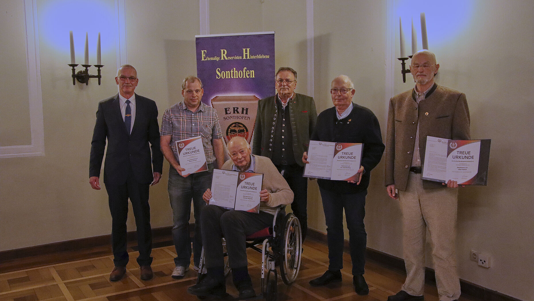 Nach der Ehrung der langjährigen Mitglieder: Vorsitzender Stefan Weyer (von links), Hauptfeldwebel d.R. Mario Herpich (25), Oberstleutnant a.D. Christian Wegenke (60), Bezirksvorsitzender Franz Jung, FLA a.D. Dr. Frank Bertling (50), Uwe Fredrich (50). Foto: Wolfgang Kruse