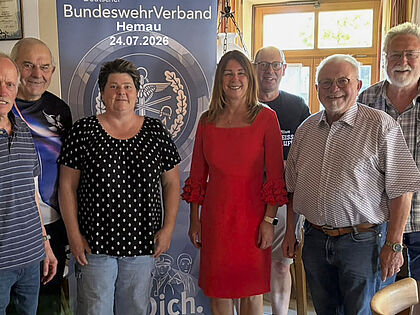 Die neue Erste Bürgermeisterin Petra Lutz (M.) informierte sich bei der Vorstandssitzung der KERH Hemau über die Arbeit der Kameradschaft und suchte den Austausch mit den ehemaligen Soldaten der einstigen Garnisonsstadt. Foto: Michael Mathes